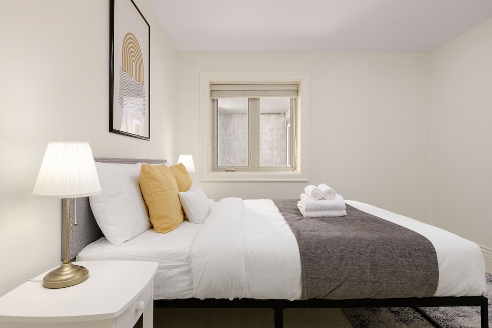 Cozy 2BR BSMT Suite Near Grouse Mt. and Edgemont.
