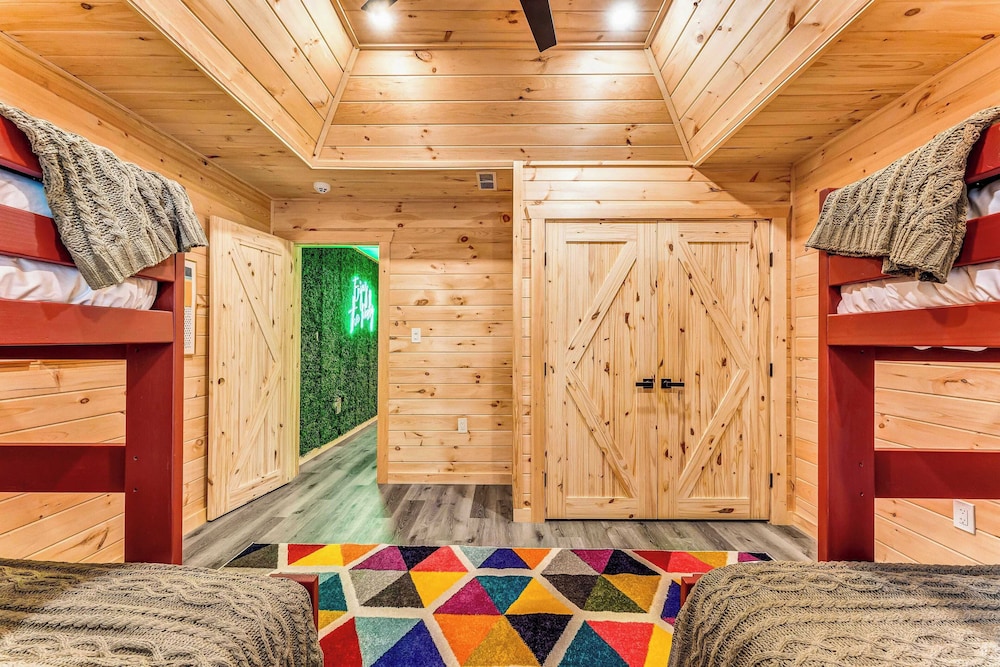 Grand Timber by Avantstay Indoor Pool, Sports Court, Game Room, & More!