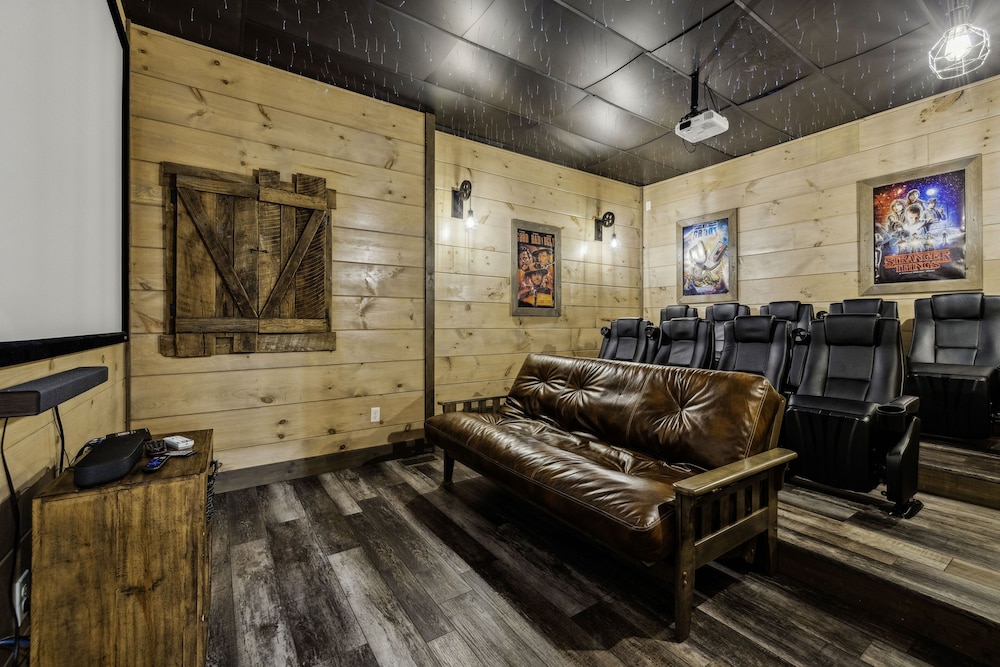 Grand Splash Lodge 6 Bedroom Cabin