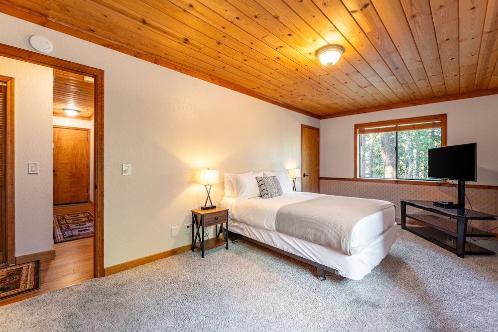 Whiskey Springs by Avantstay Classic Cabin Near Tahoe Donner Ski Area