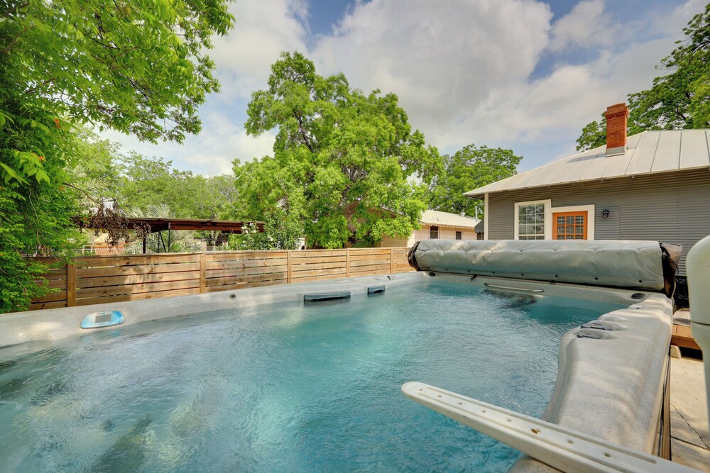 San Antonio Home 2 Mi to Dtwn, Swim Spa!