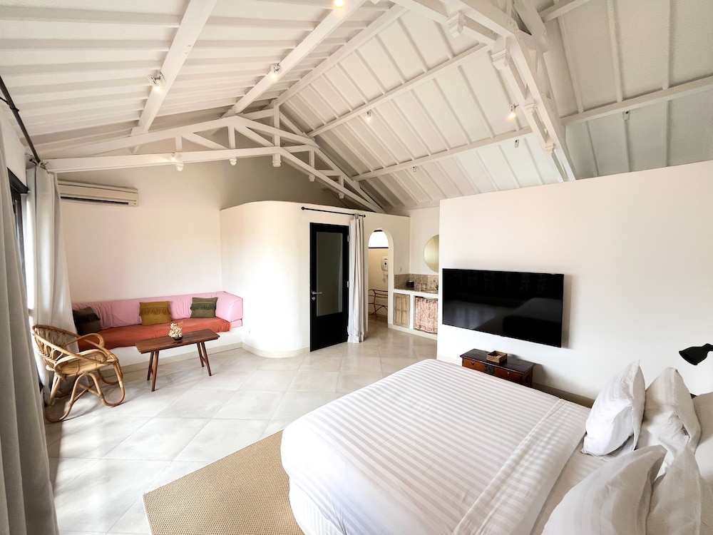 Lovely 2BR Villa Close to The Beach