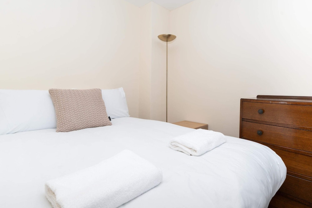 Brilliantly Located 2BD Flat Heart of Edinburgh! view 2