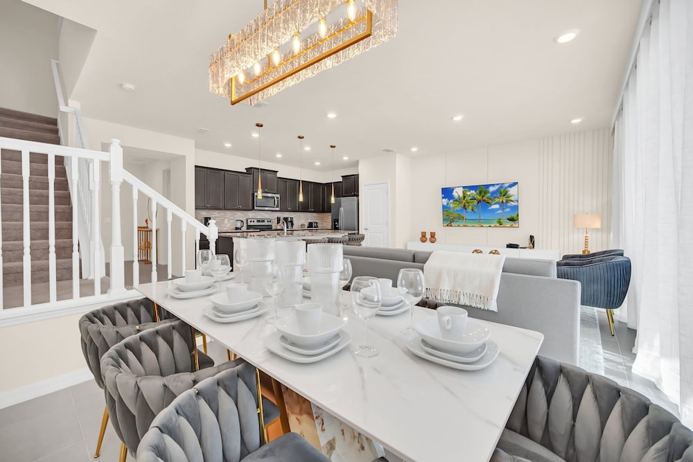 Stylish 5BR Home With Mickey Cars Rooms