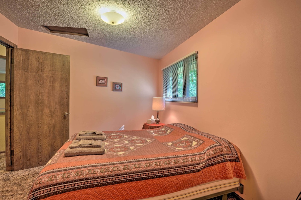 Rogers Cabin w/ Direct Access to Beaver Lake! view 5