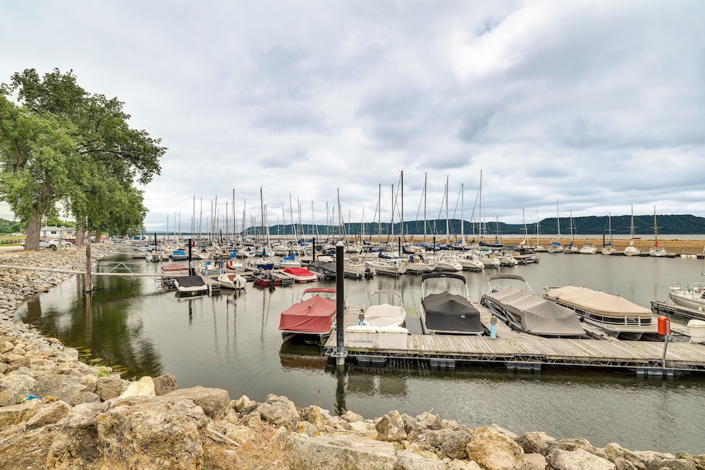 Steps to Marina & Beach: Couples Cottage in Pepin