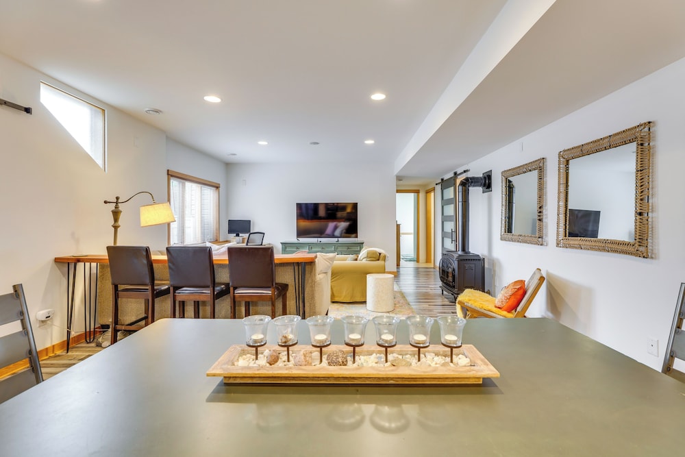 Outdoor Oasis: Luxe Flat in Mt Horeb!