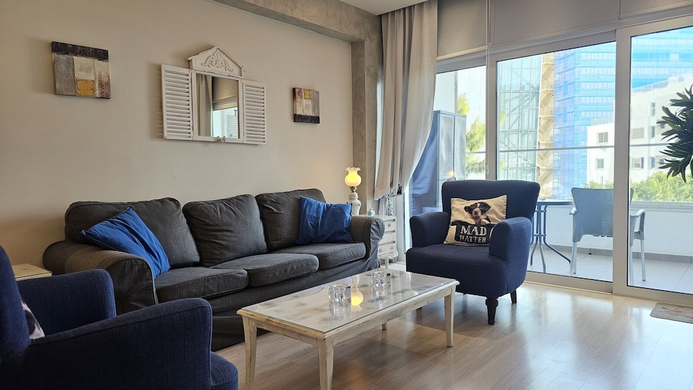 116 NIC 302b - Stay Armonia Central Suite