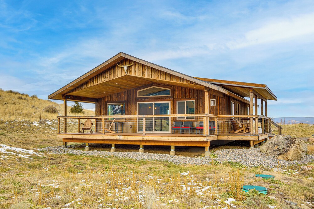 < 1 Mi to Chico Hot Springs: Mtn-view Hideaway!