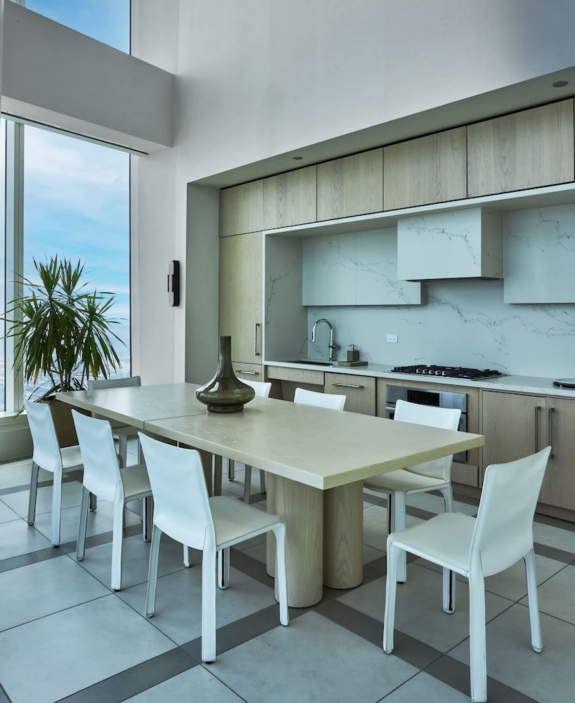 Lux 67fl Apt Lake Views Top Residential Sky Deck