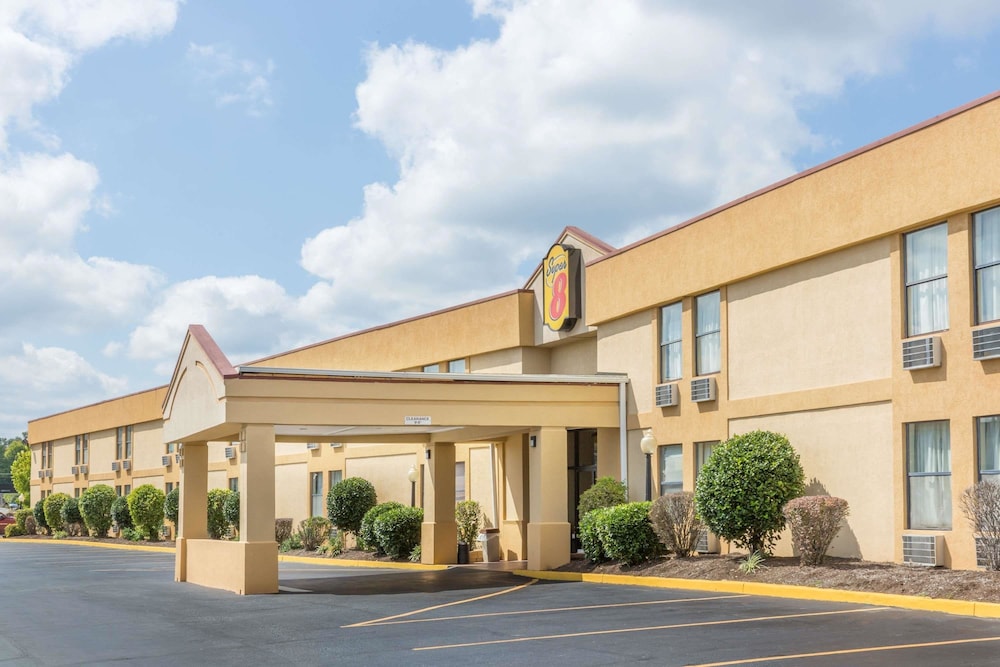 Hotel Super 8 by Wyndham Knoxville Downtown Area - Image 1