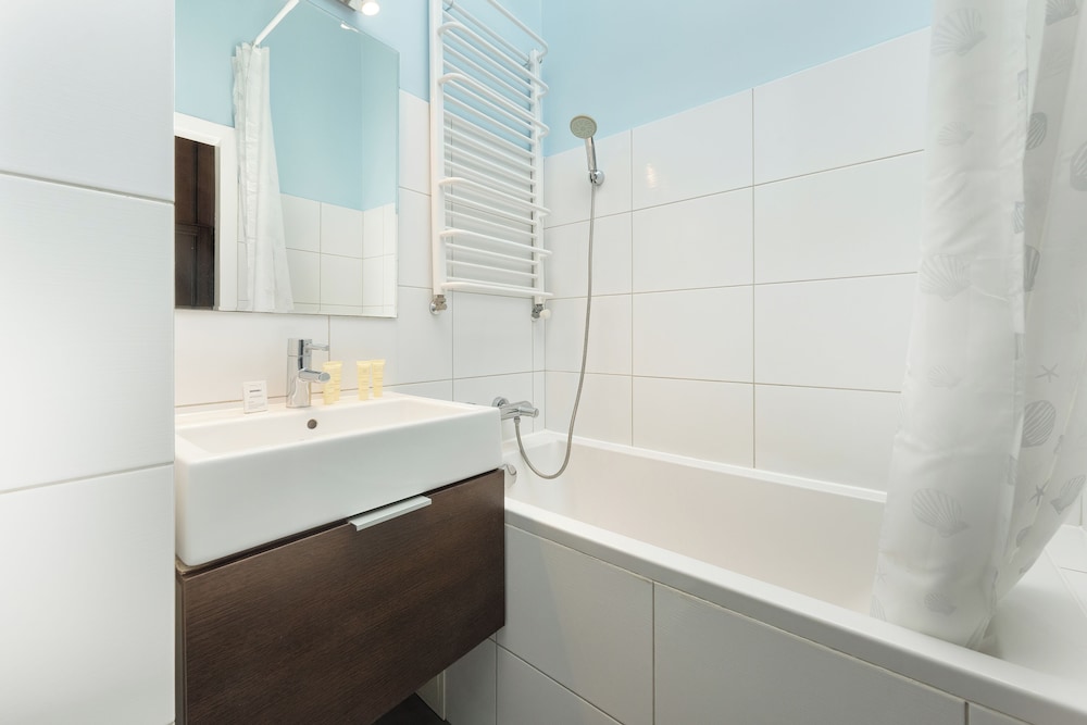 Wroclaw Apartment With Desk by Renters