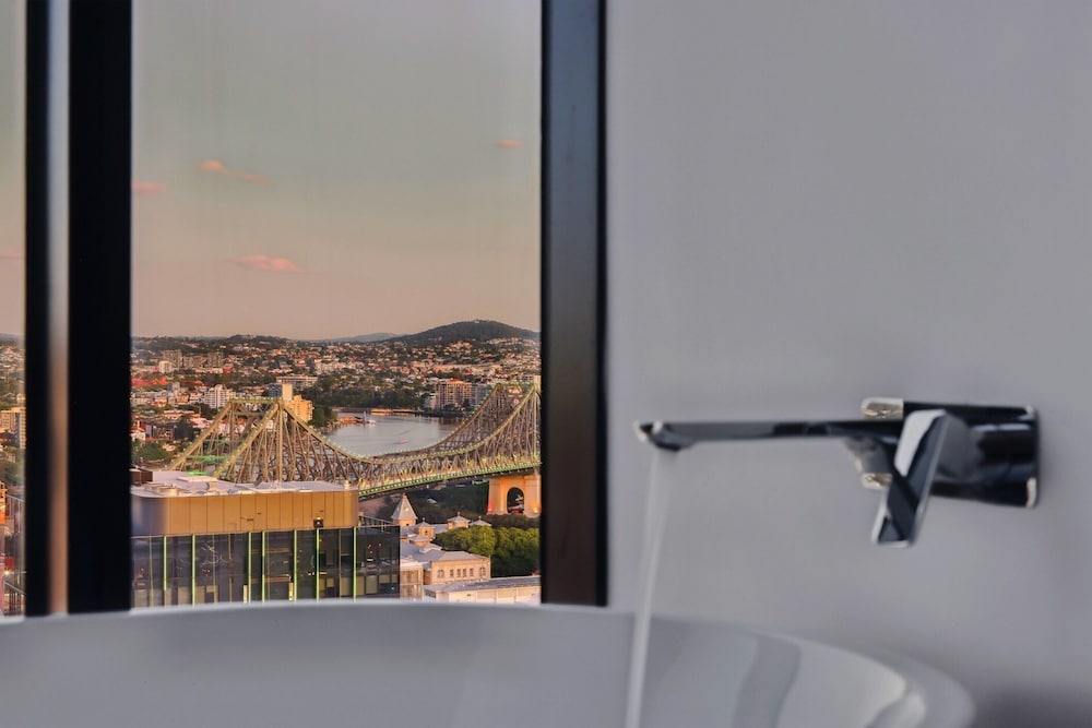 Fortitude Valley 3-bed, Top Floor + Bridge View