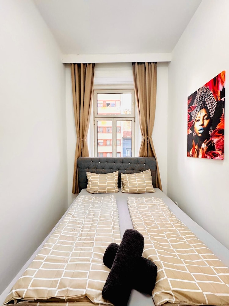 9BR Apt for 18P Walk to Augarten