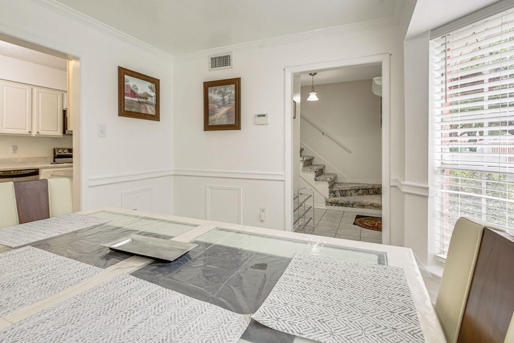 23 Mi to Nola: Cozy & Quaint Destrehan Townhome