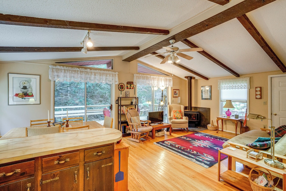 Quiet All-season Creekside Escape in Upstate!