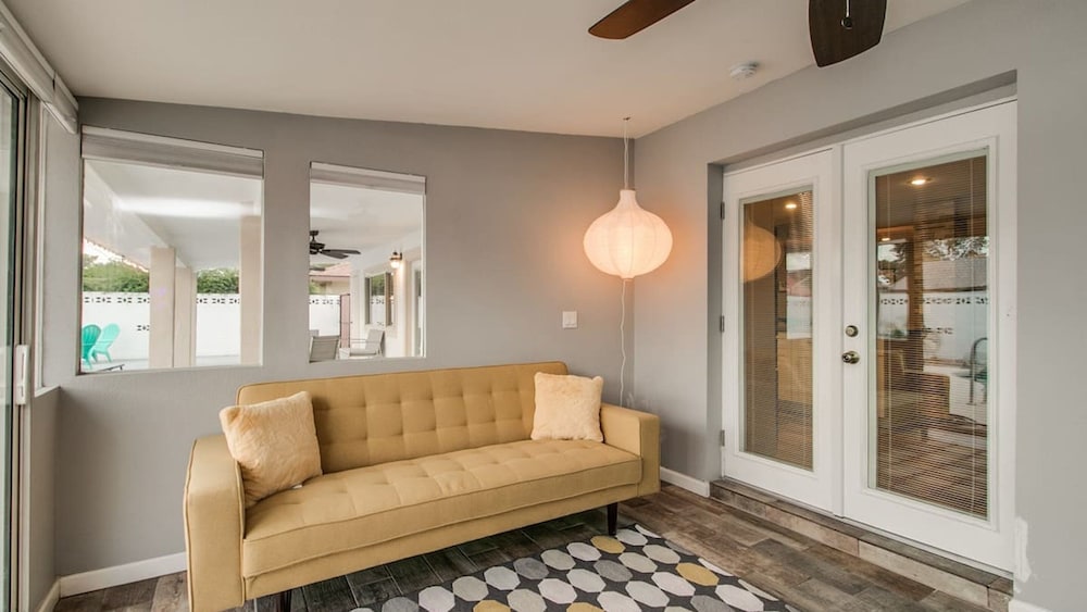 Modern Chic Old Town Scottsdale Home W/pool & Gym!