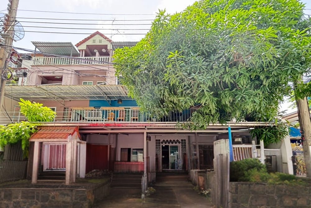 Sunshiny-BB Hostel near Punnavithi BTS station