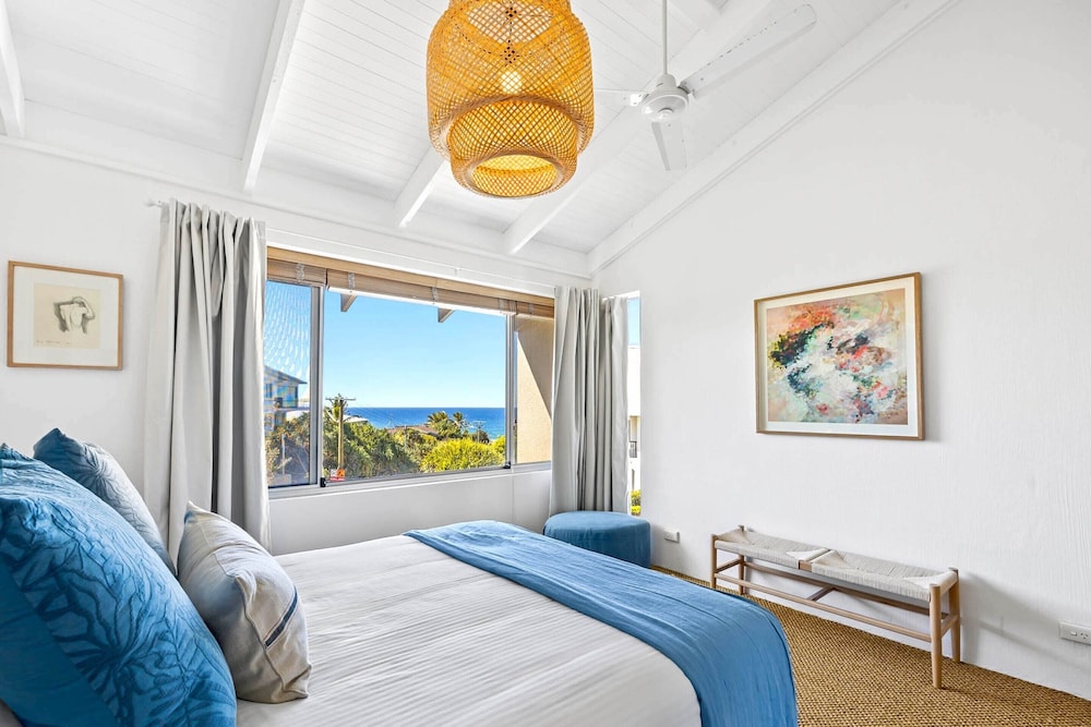 2-bed Coastal Haven With Pool by Sunshine Beach