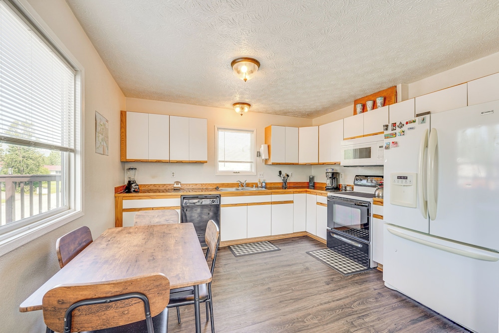 5 Mi to State Park: Mtn-view Apt in Anchorage