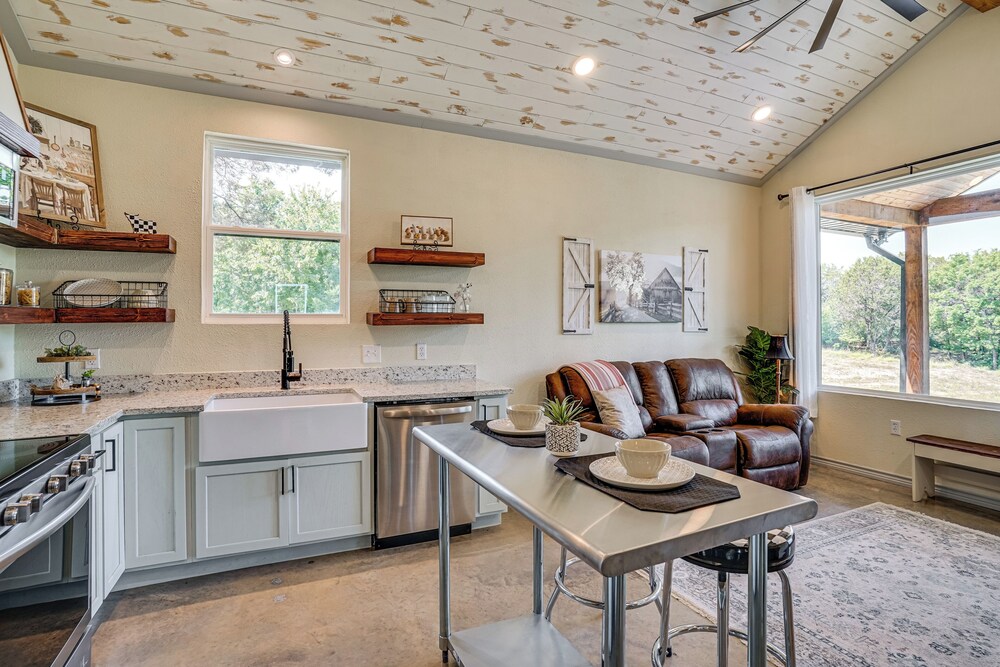 Recently Built Cabin w/ Pavilion in Granbury!