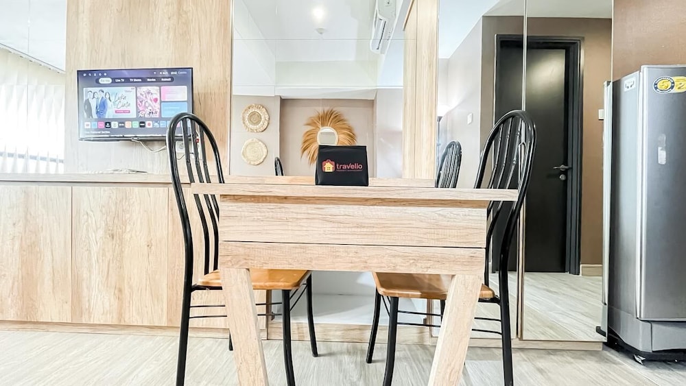 Earth Toned Studio Apartment Collins Boulevard