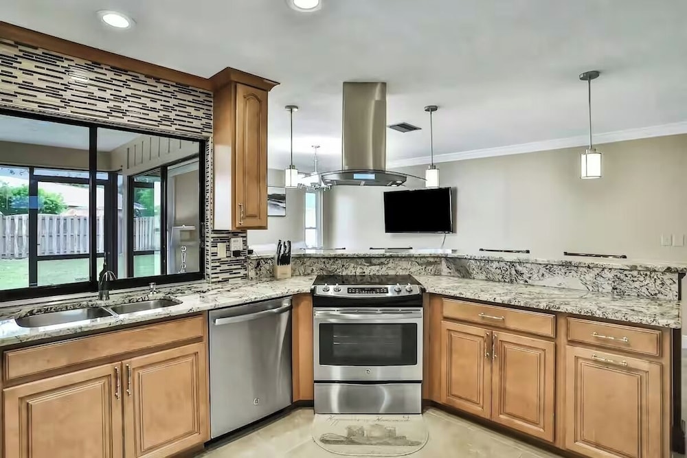 Renovated 3BR Dog Friendly Pond View W/D