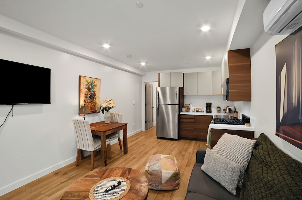 Brand-New Chic Nest In Prime Location