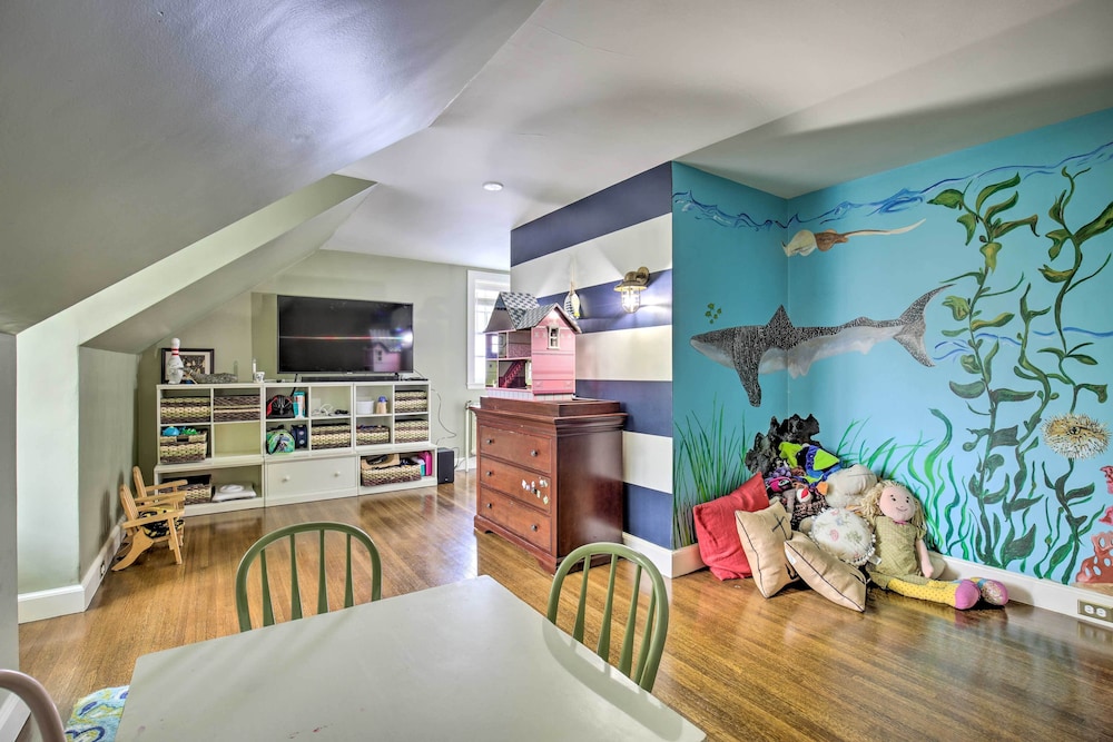 Spacious Estate w/ Courtyard: 2 Miles to Downtown!