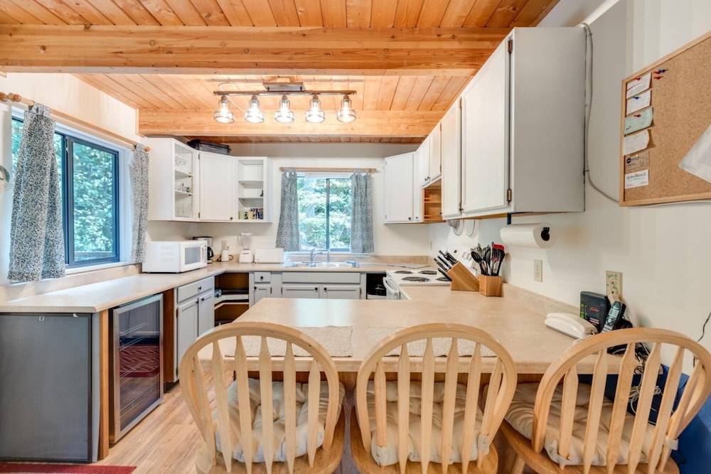 Mt Baker Lodging Cabin 43 Sleeps 6 view 3