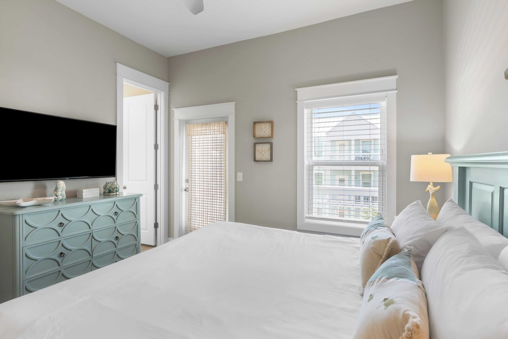 Mins to Beach Access + Pet-friendly + Golf Cart 30A White Sands by Avantstay