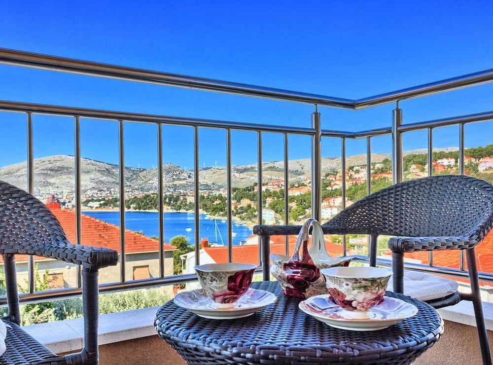 Luxury Apartment Okrug Gornji With Sea View and Pool