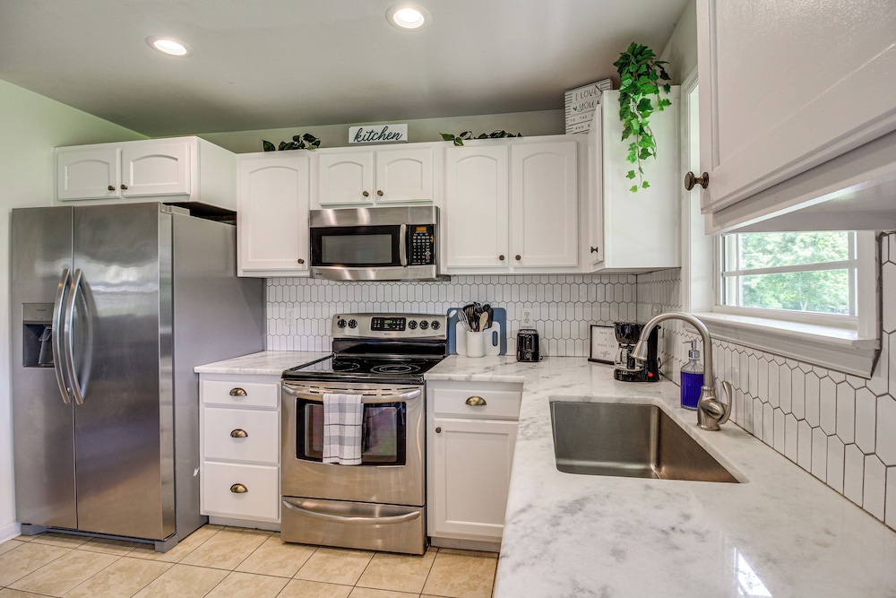 13 Mi to Chattanooga: Family Home w/ Backyard!