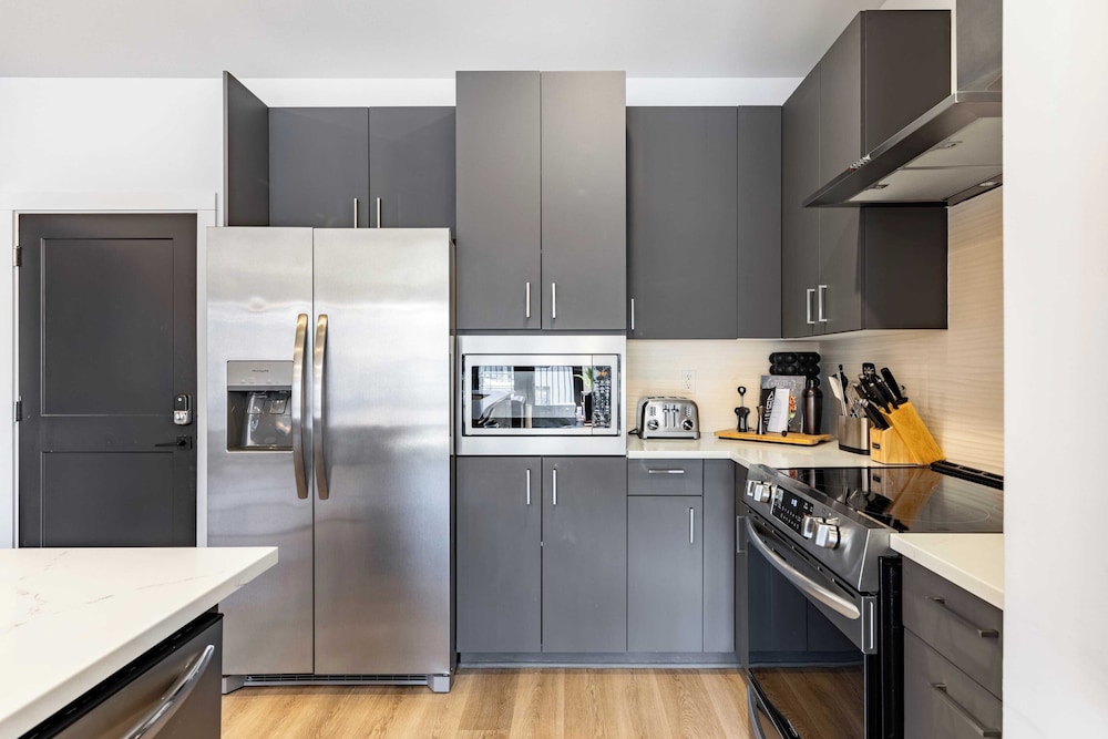 Sleeps 24 4 Modern Midtown Apartments w/ Gym + Pool Walkable to Shops & Eats