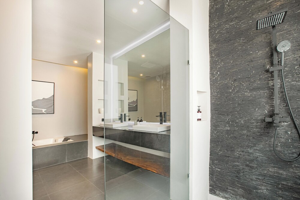 Villa MJ Modern 4BR with Pool & Rooftop