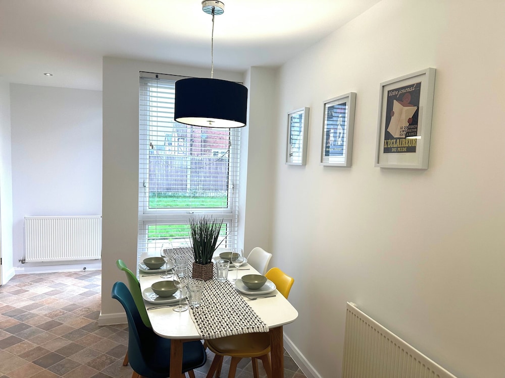 3 Bed-sleeps 6-garden-parking-pets