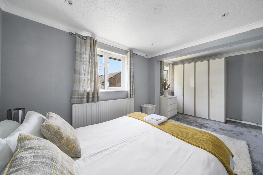 House - Sleeps 8 & On-site Parking view 5