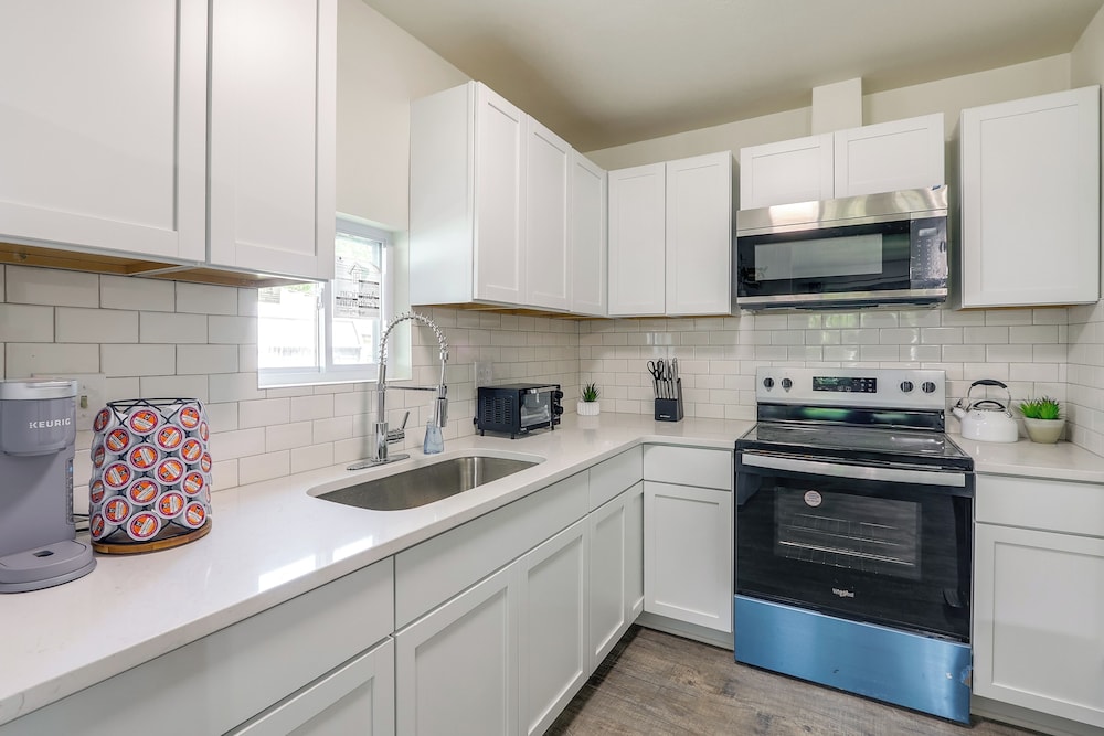 4 Mi to Dtwn: Charming Retreat in Wichita!