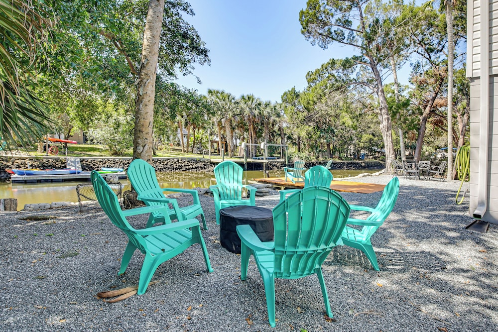 Outdoor Oasis: Canal-front Home in Crystal River