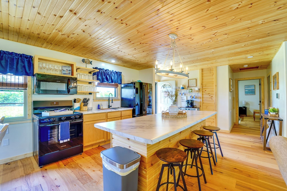Near Table Rock Lake: Family Home w/ Deck & Views