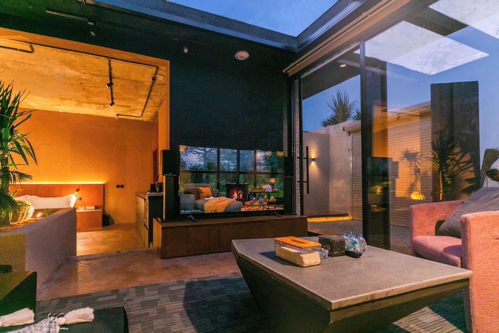 Portal Chalets With Private Pool-Al Arid