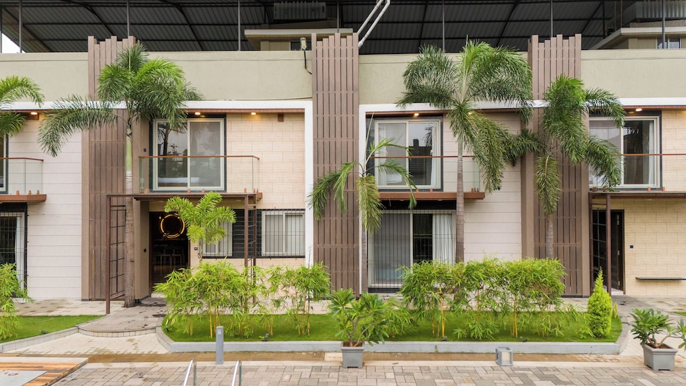 Alaya Stays - Imperial Calista 4BHK near Khandala Hills
