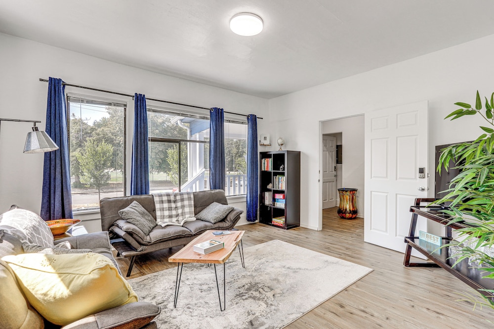 1 Mi to Green Lake: Family-friendly Seattle Home