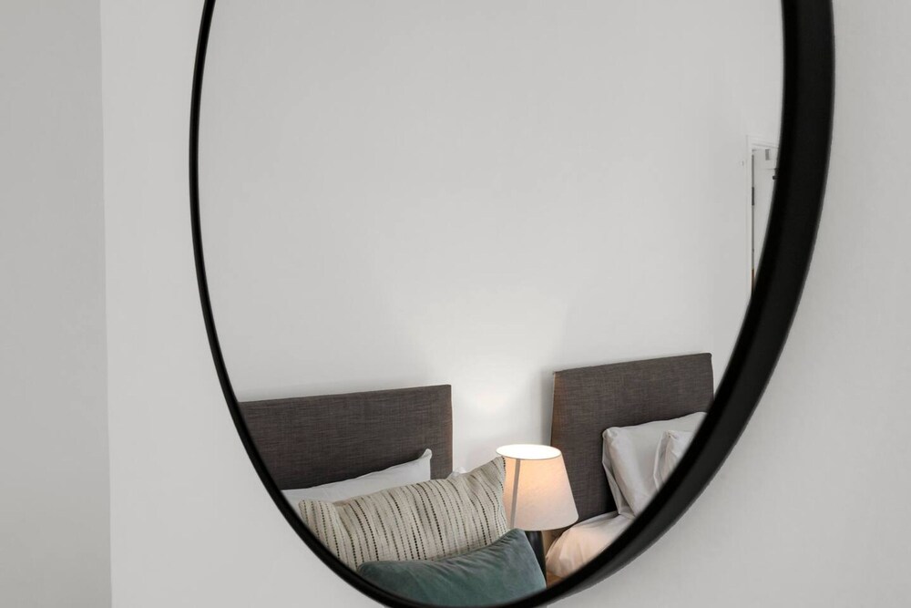 Central Chic - Huge Home - Free Wifi