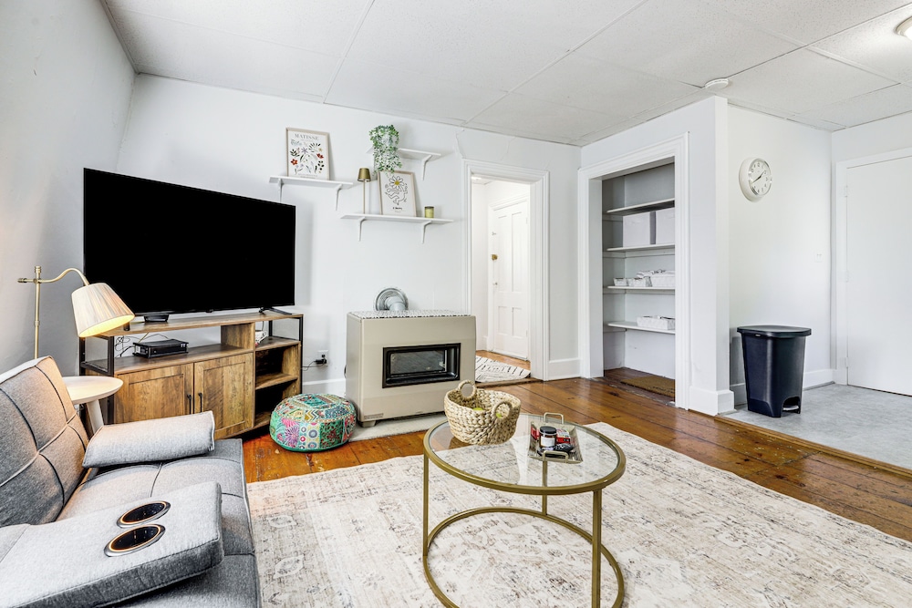 Explore Dtwn, Parks & Colleges: Cozy Worcester Apt
