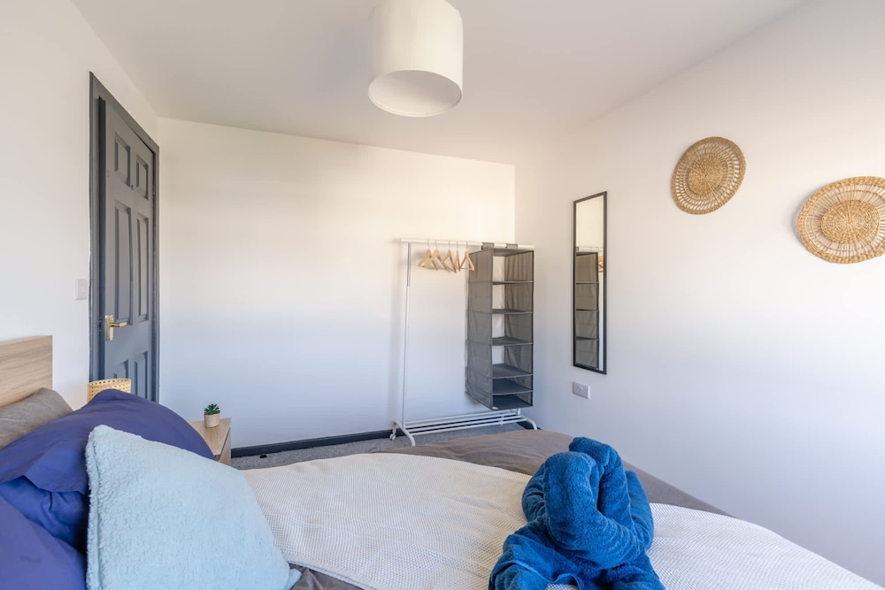Modern 3 Bed House-free Parking