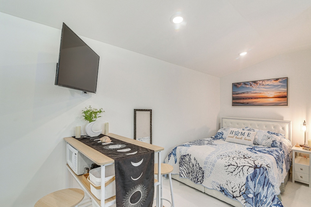 Updated Galveston Studio w/ Deck - 1 Mi to Beach!