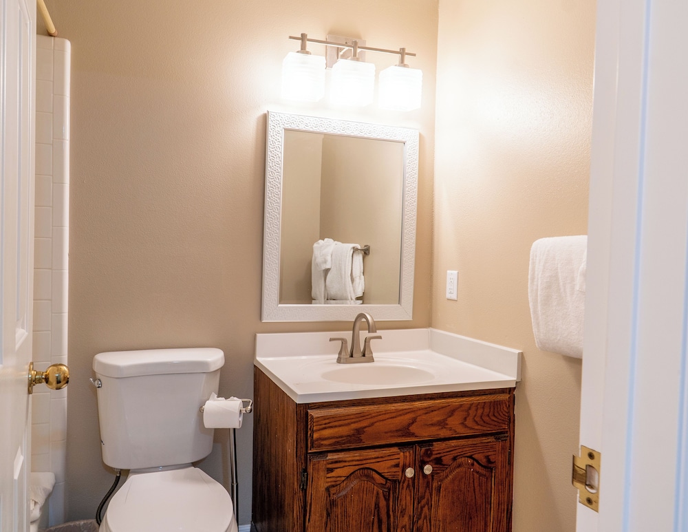 Road Creek Inn