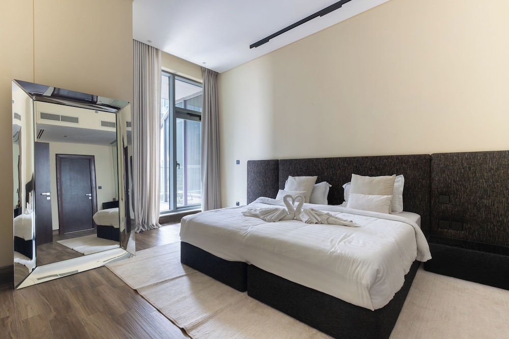 SIMPLY COMFORT Urban Chic Suites in J One Tower City & Canal Views