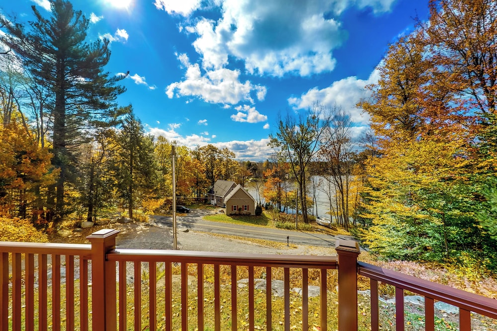 3BR Home w/ Private Hot Tub, Kayaks & Lake Views
